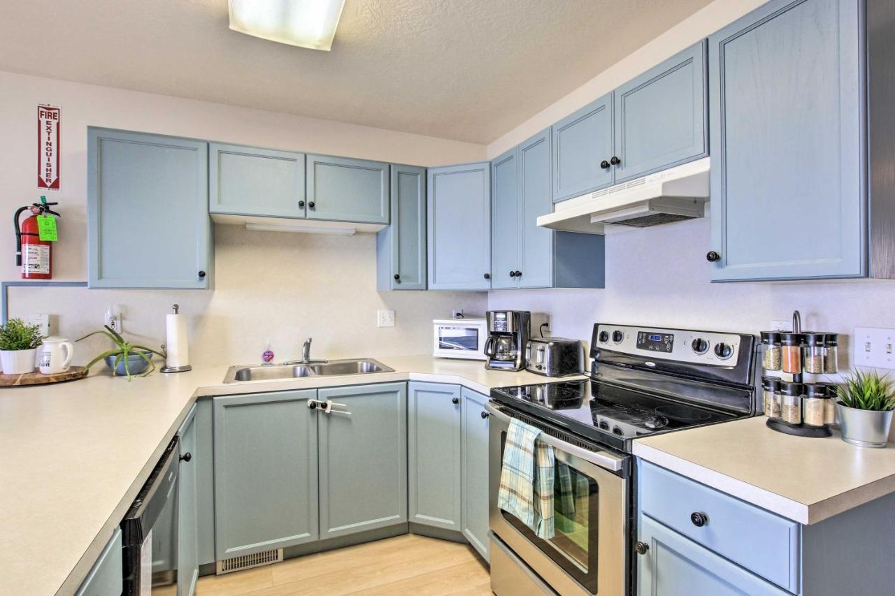 Spacious Garden City Townhome With Lake Views! Exterior photo