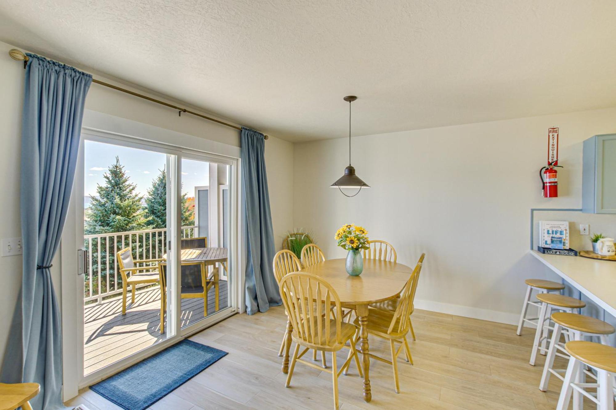 Spacious Garden City Townhome With Lake Views! Exterior photo