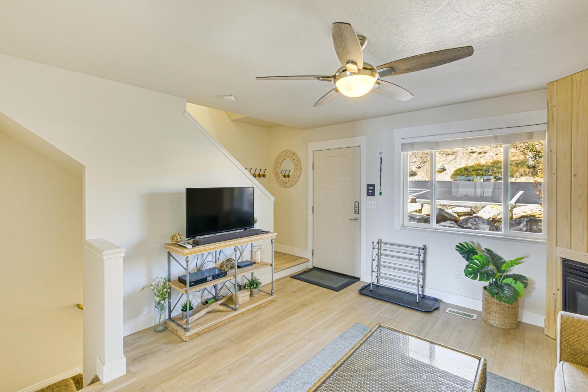 Spacious Garden City Townhome With Lake Views! Exterior photo
