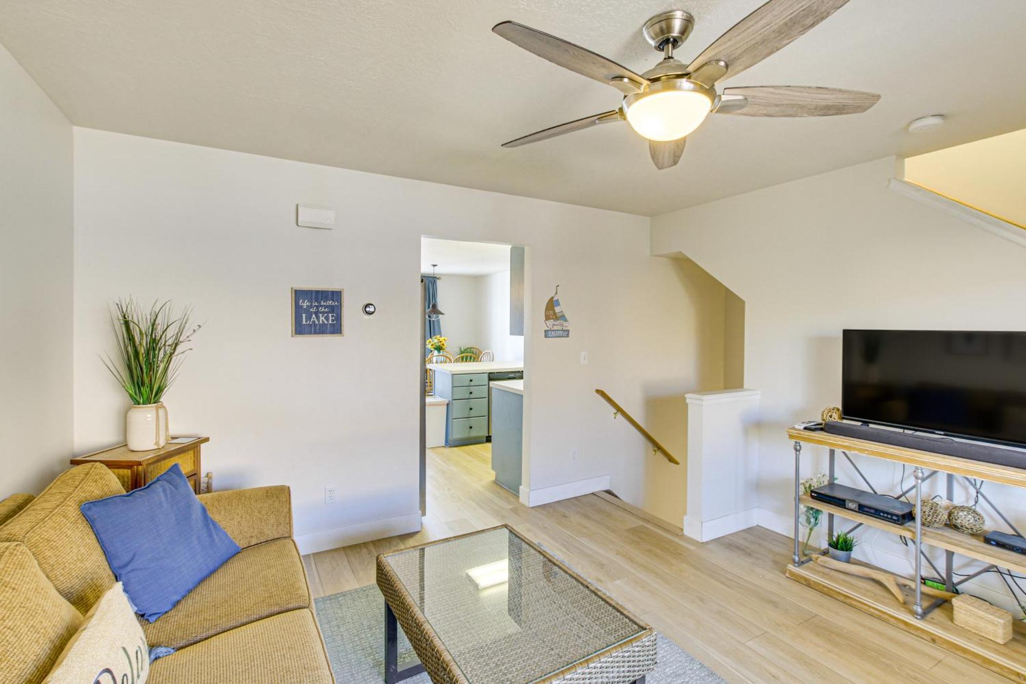 Spacious Garden City Townhome With Lake Views! Exterior photo