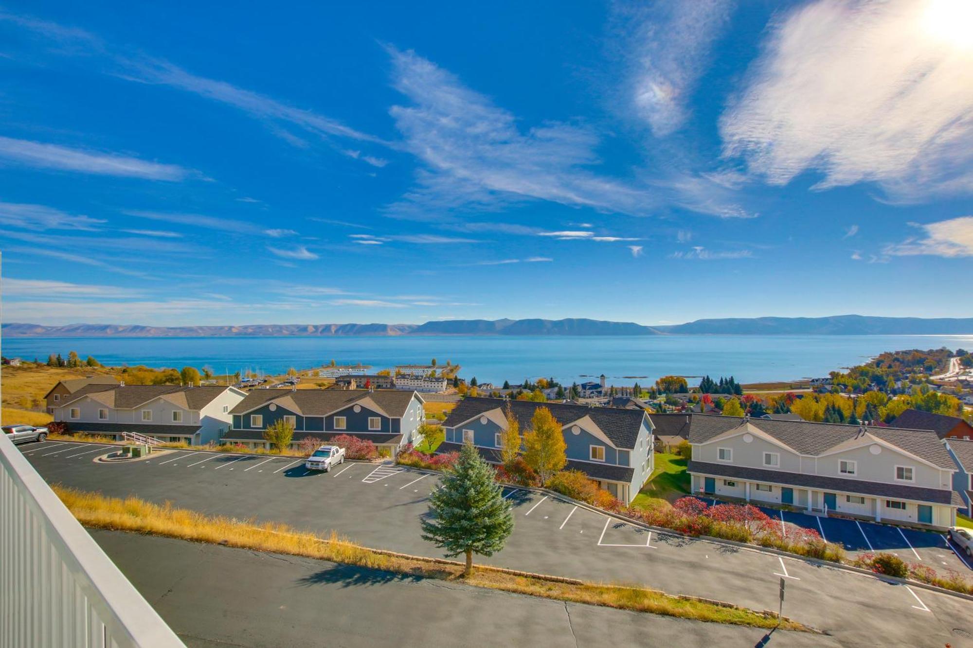 Spacious Garden City Townhome With Lake Views! Exterior photo
