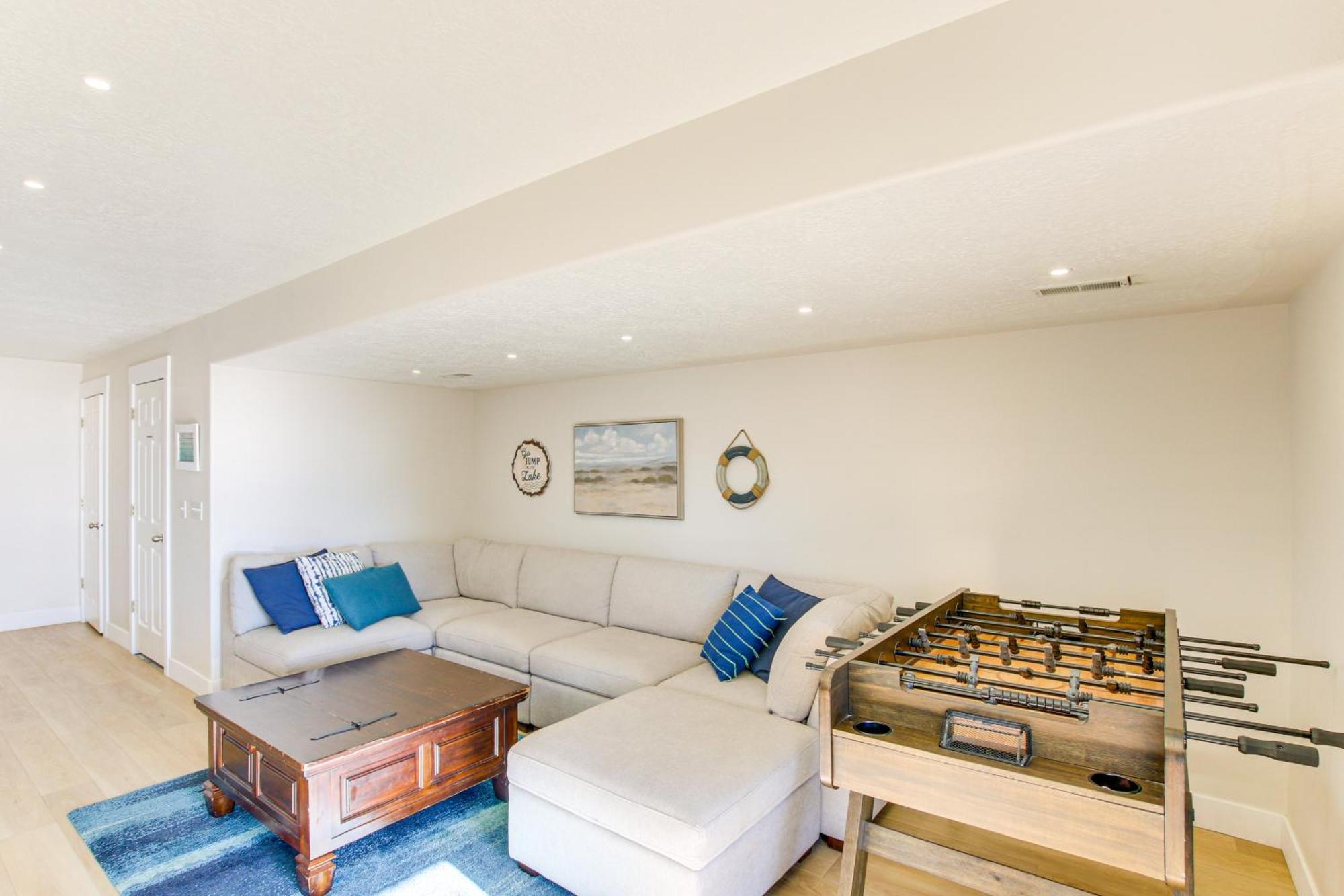 Spacious Garden City Townhome With Lake Views! Exterior photo