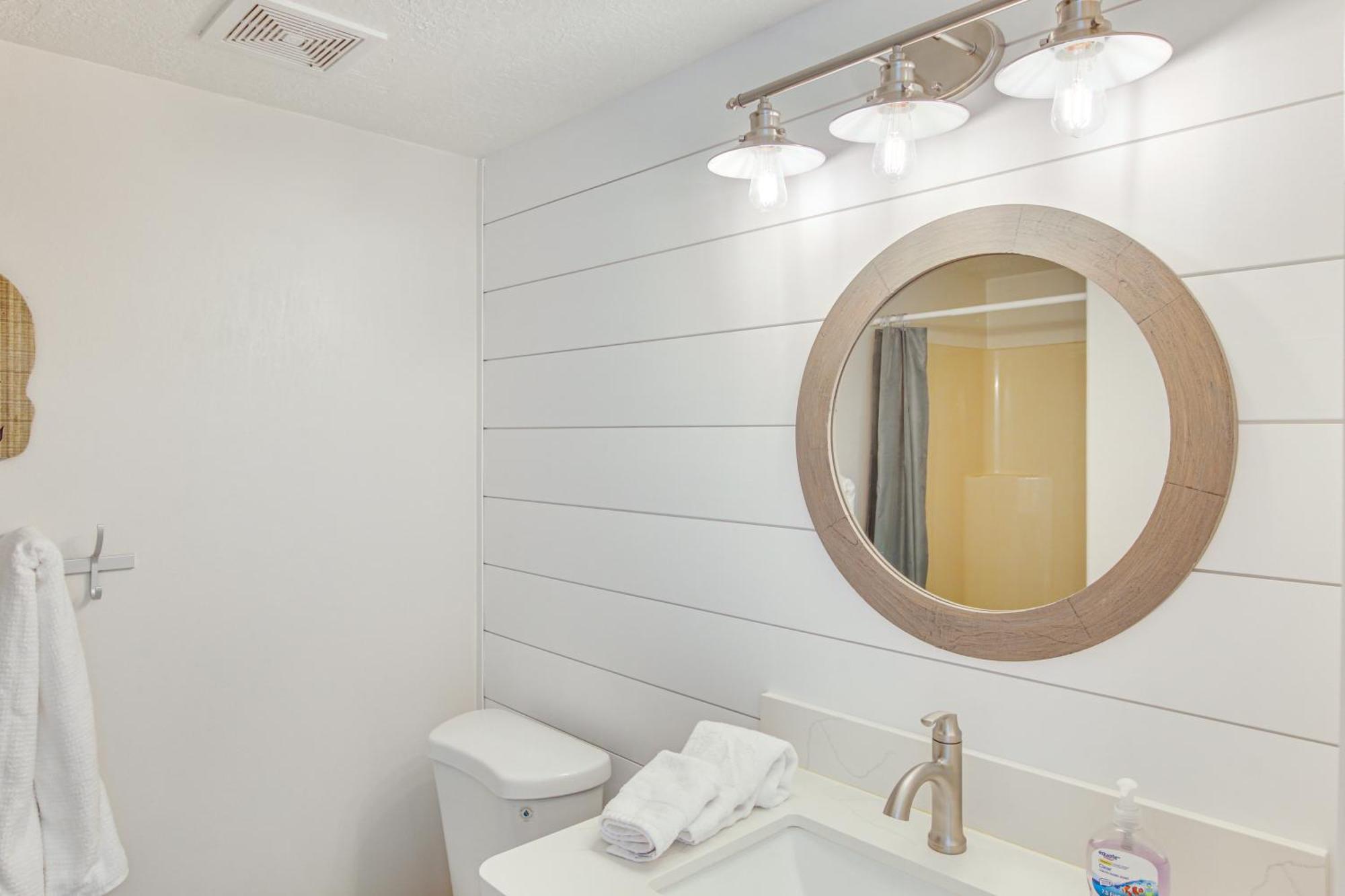 Spacious Garden City Townhome With Lake Views! Exterior photo