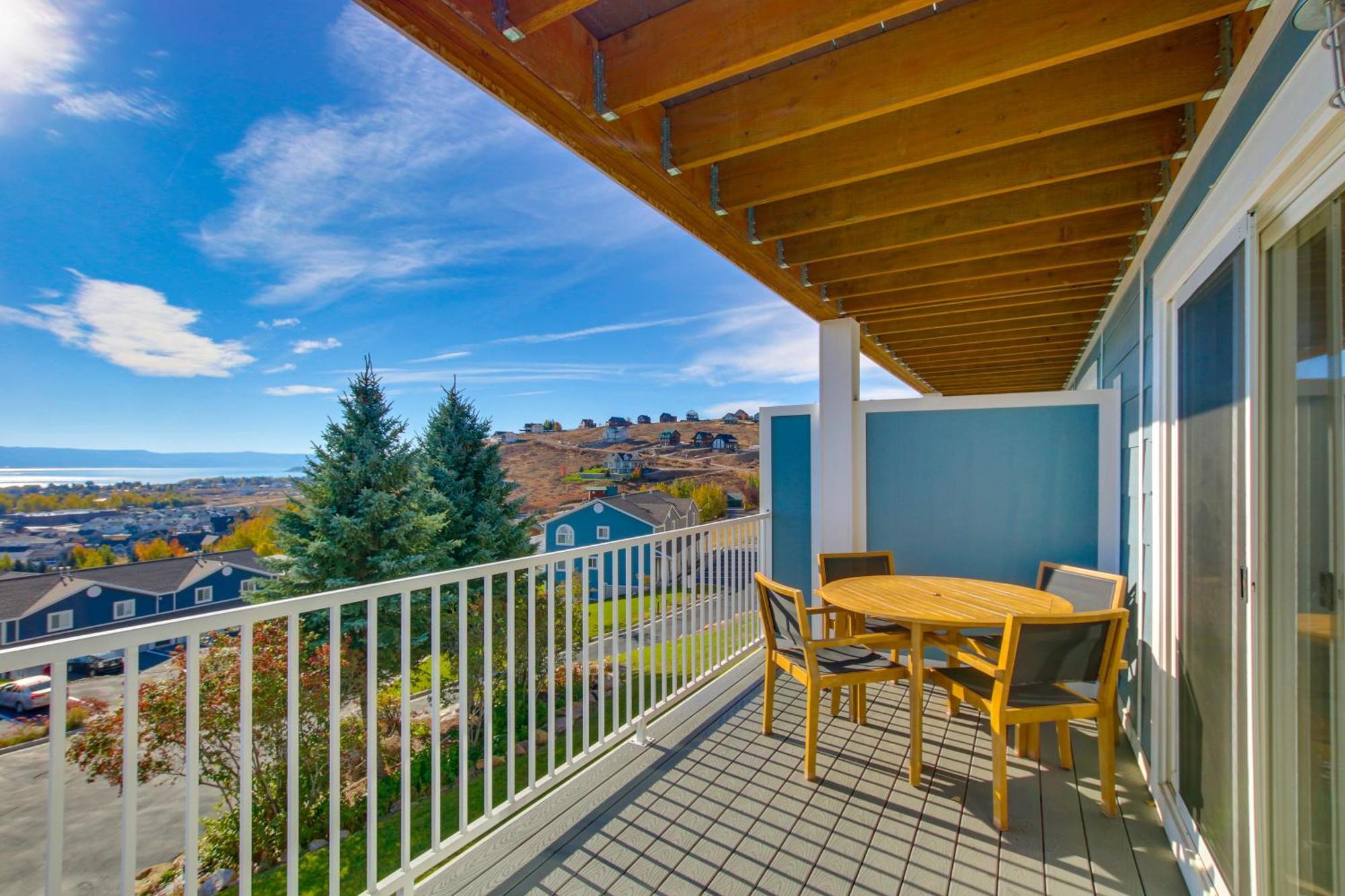 Spacious Garden City Townhome With Lake Views! Exterior photo
