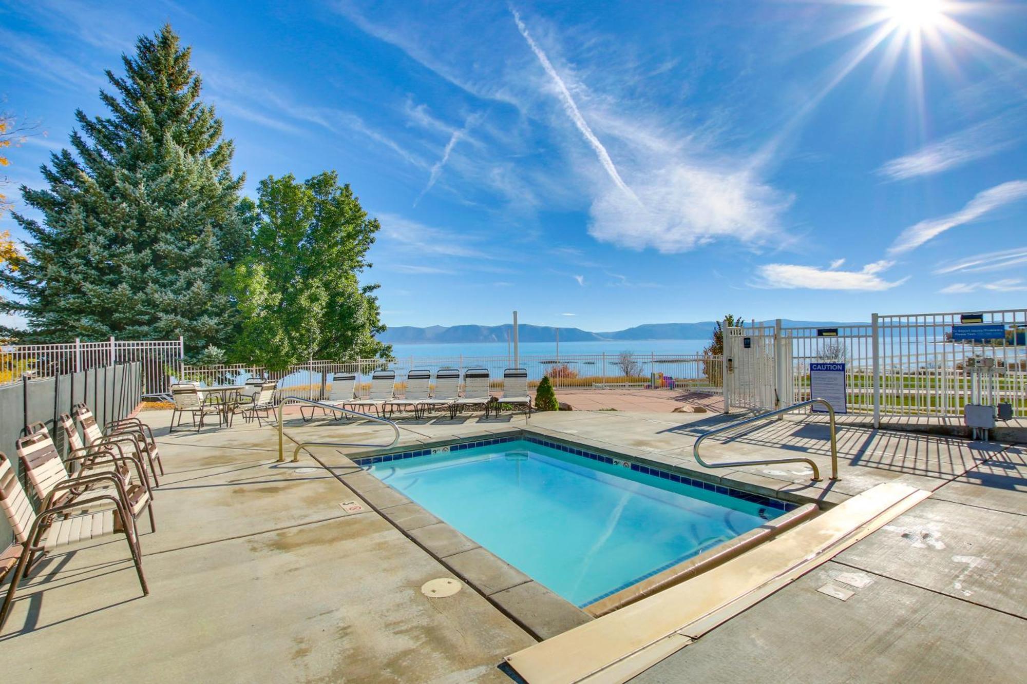 Spacious Garden City Townhome With Lake Views! Exterior photo