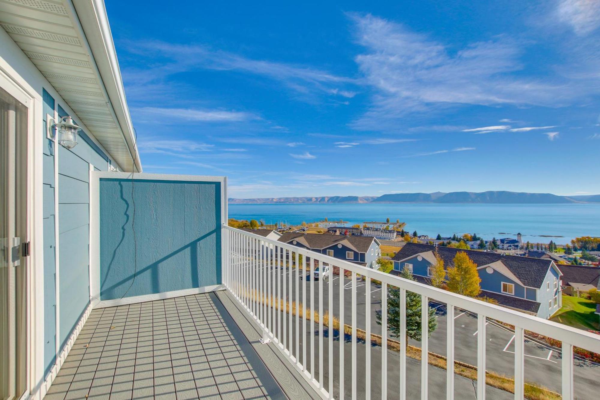 Spacious Garden City Townhome With Lake Views! Exterior photo