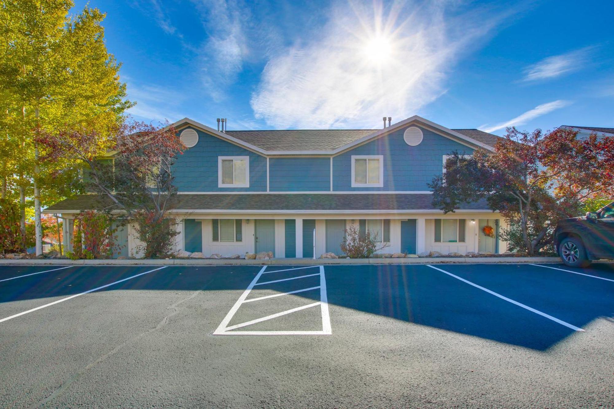 Spacious Garden City Townhome With Lake Views! Exterior photo