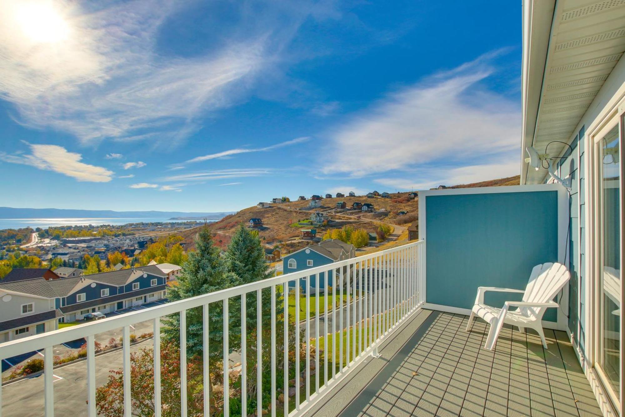 Spacious Garden City Townhome With Lake Views! Exterior photo