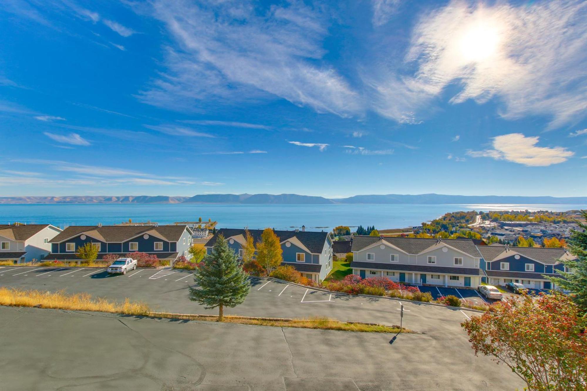 Spacious Garden City Townhome With Lake Views! Exterior photo