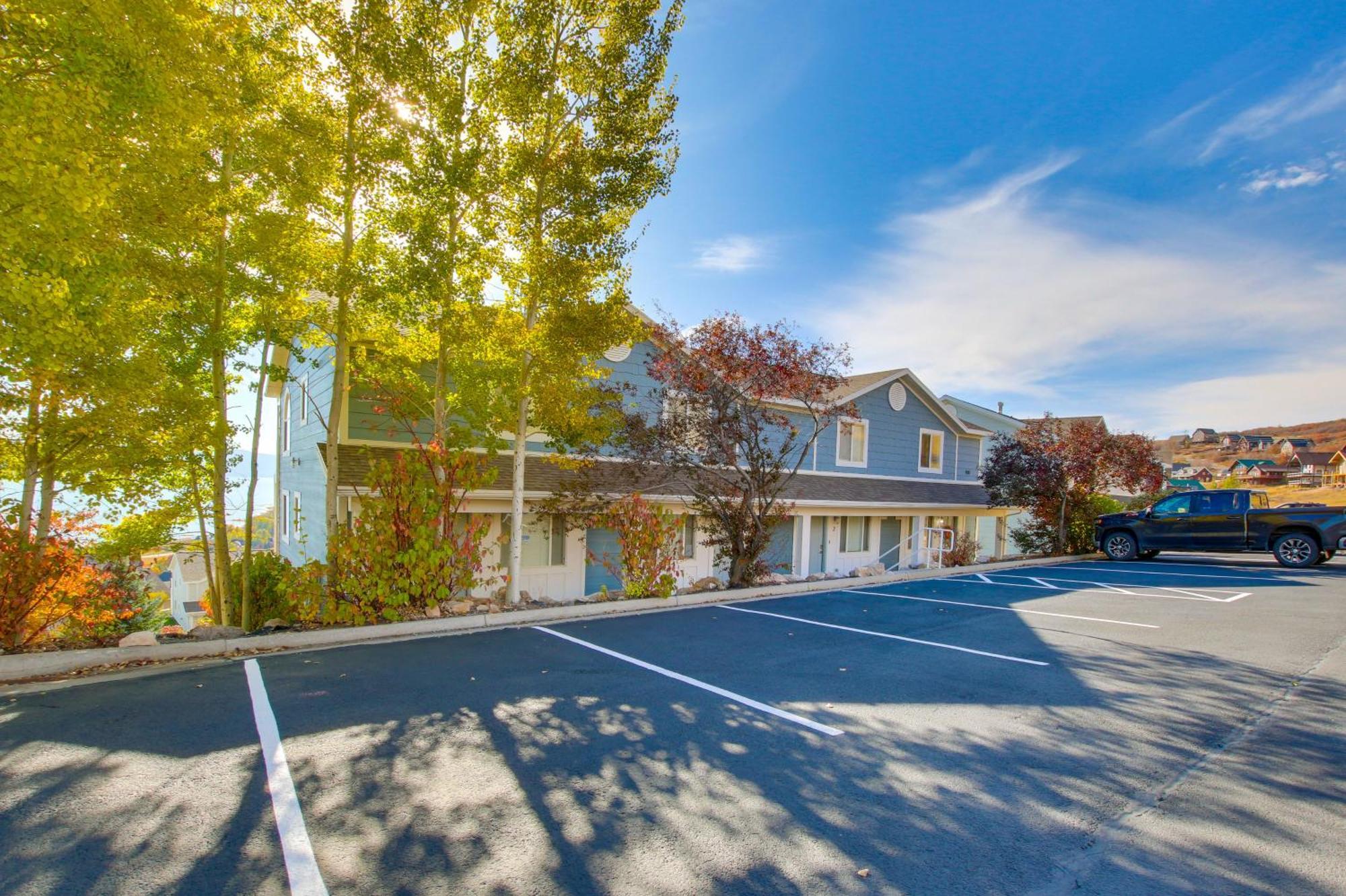 Spacious Garden City Townhome With Lake Views! Exterior photo